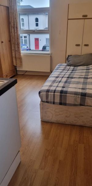 Studio to rent - Photo 1