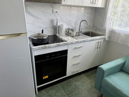 Cosy & Convenient 1-Bedroom Half House- Includes Water! - Photo 2