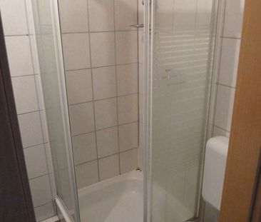 Kleine 2 Zimmer Singlewohnung mit kleiner Einbauküche ! - Photo 6