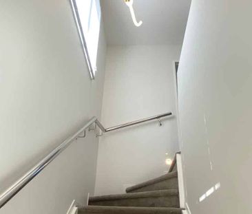 Modern Townhouse – Stylish, Sunny & Low Maintenanc - Photo 2