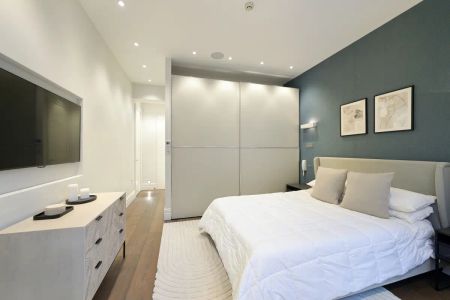 2 bedroom flat in Earls Court - Photo 5