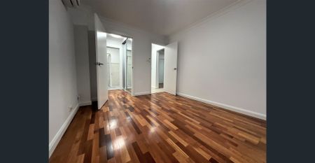 LARGE 3 BEDROOM HOUSE - Photo 3