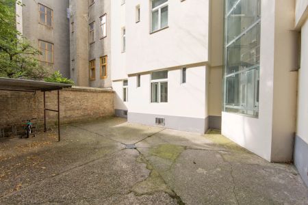 2,5-Zimmer Altbau Wohnung mit wunderschönem Ausblick auf die Keplerkirche - Photo 3