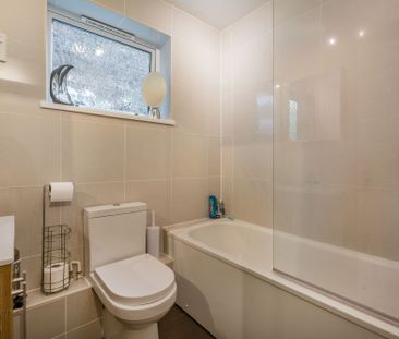 To Let 2 Bedroom Flat - Photo 6