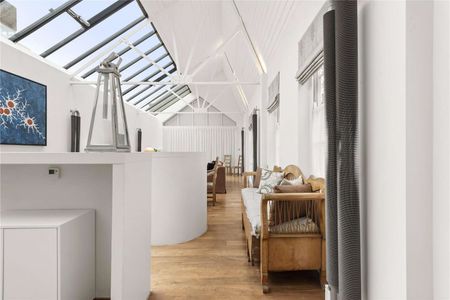 SHORT LET - A very spacious two bedroom coach house, tucked away on one of Clapham's most premier roads. - Photo 3