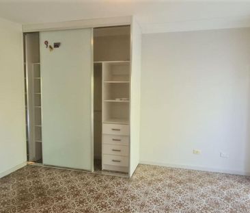 CONVENIENTLY LOCATED 4 BEDROOM HALF HOUSE - Photo 4