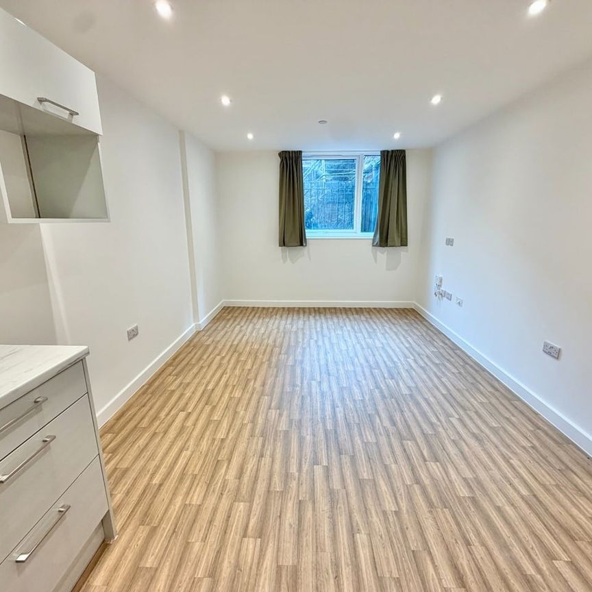 Studio Flat, Fleet Court Block E, LE1 - Photo 1