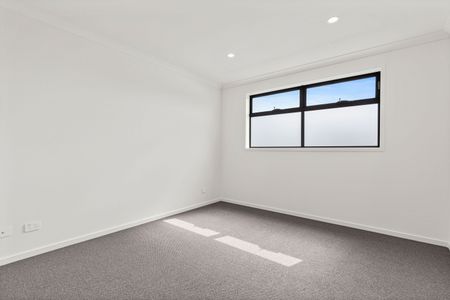 Brand New with 3 Bathrooms! - Photo 5