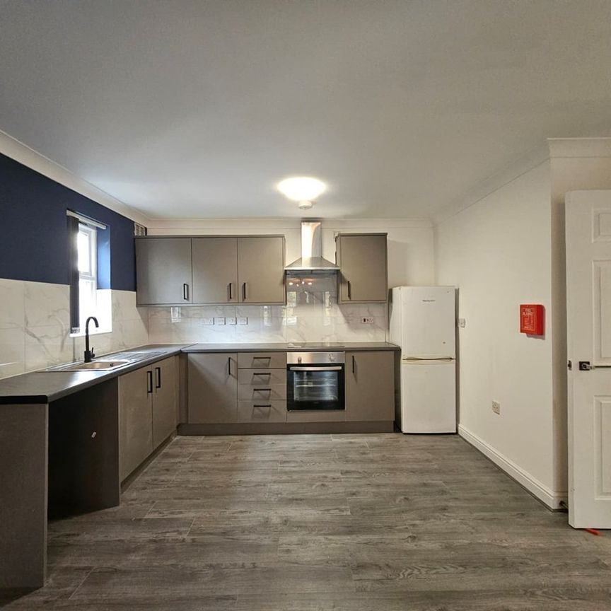 2 Bed Flat, Hadfield Close, M14 - Photo 1