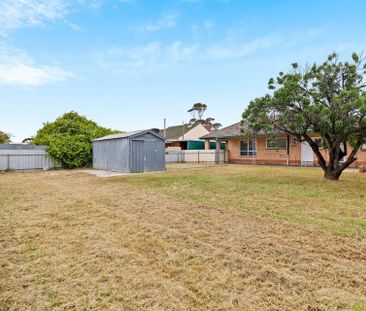 Spacious family home in a quiet street - Photo 3