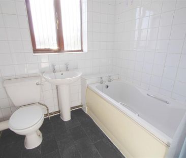 2 bedroom end of terrace house to rent - Photo 4