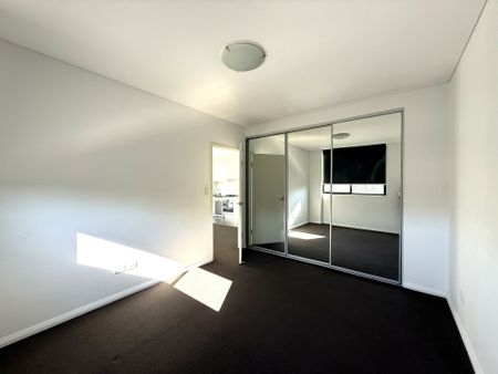 Stylish One Bedroom Apartment in the Heart of Campsie - Photo 4