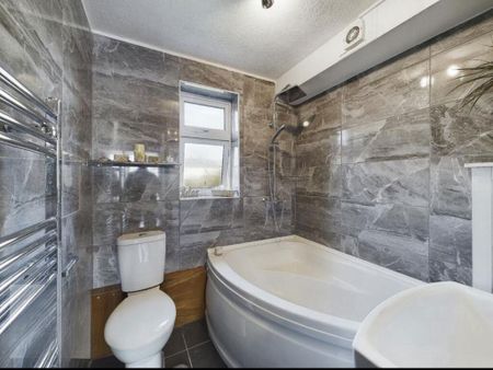 2 bedroom flat to rent - Photo 5