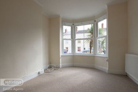 Mid terraced house - Photo 2