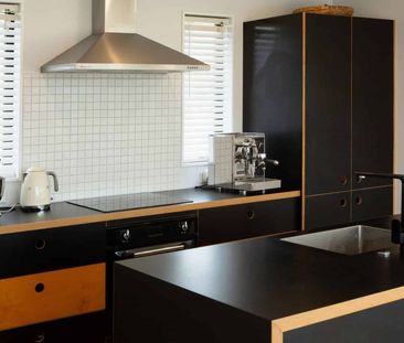 Moments from the Beach – Modern, Cosy & Low-Maintenance Living - Photo 4