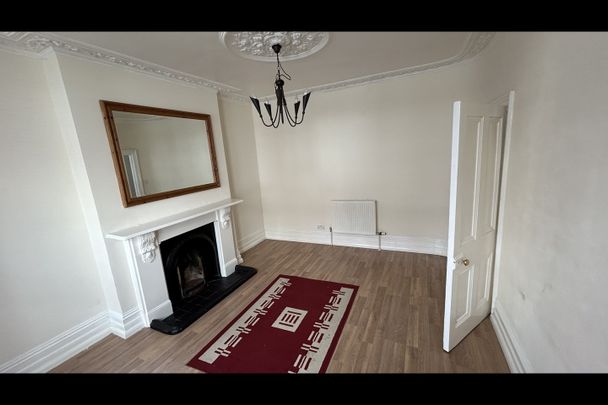 3 Bed Maisonette, Linden Gardens, W4 - Photo 1
