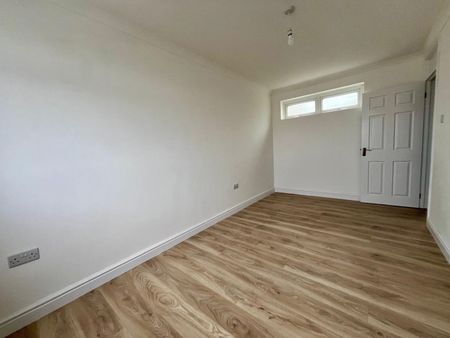 Hill View, Cardiff, Fairwater - Photo 3