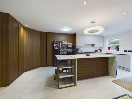 Beautifully presented four bedroom townhouse in prime Wimbledon location. - Photo 5