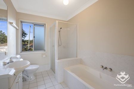 Lovely 2-bedroom townhouse in a quiet complex for rent. - Photo 5