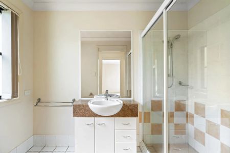 Spacious 3-Bedroom Home in Prime Noosa Location – Walk to River, Yacht Club & More! - Photo 3