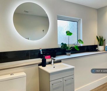 1 bedroom in a flat share to rent - Photo 2