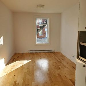 LIBRE - LOFT MEUBLÉ- stationnement & cour privée - Photo 2