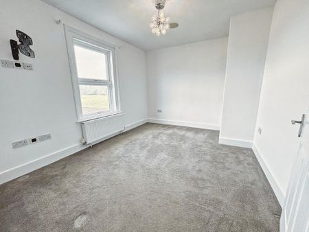 4 bedroom detached house to rent - Photo 3