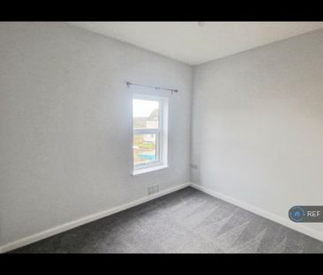 2 bedroom end of terrace house to rent - Photo 2