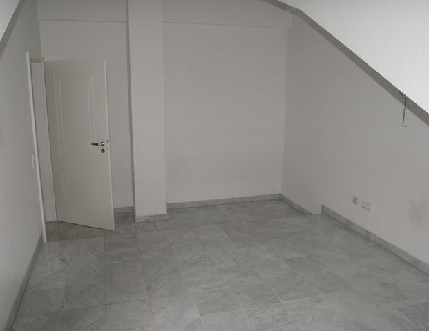 Moderne, sonnige 2-ZKBB-Dachgeschoss-Wohnung mit Fernblick in Eltville-Rauenthal - Photo 1