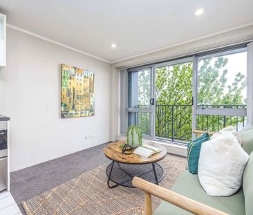 Chic 2BR Central Apt w/ Amenities - Photo 1