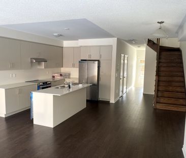 For Lease - 49 Phoenix Boulevard, Barrie, Ontario - Photo 3