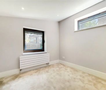 3 bedroom flat in London - Photo 5