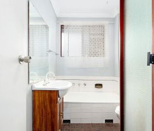 Cozy Townhouse - Walk to Park & Shops - Photo 4