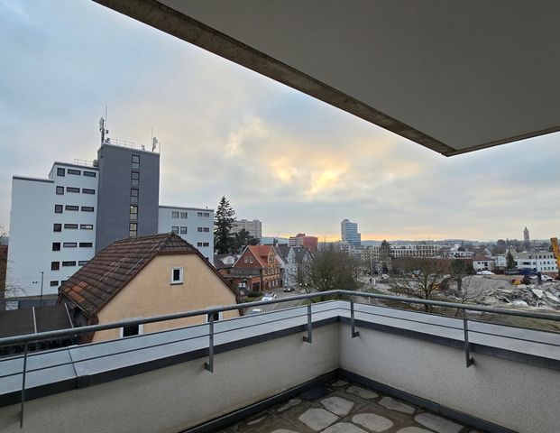 FÜR SENIOREN: 2,5 Zimmer Penthouse Wohnung - barrierefrei mit Aufzug und Ausblick sucht neue Mieter! - Photo 1