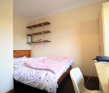 6 bedroom semi-detached house to rent - Photo 2