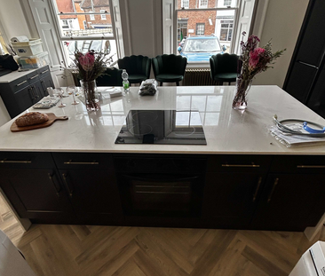 Beautiful Georgian Townhouse with stunning ensuite double rooms and... - Photo 6
