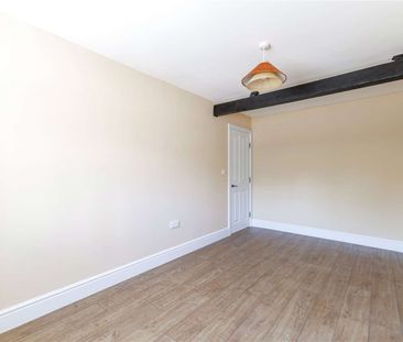 A beautifully finished cottage in the heart of Hamptworth. - Photo 2