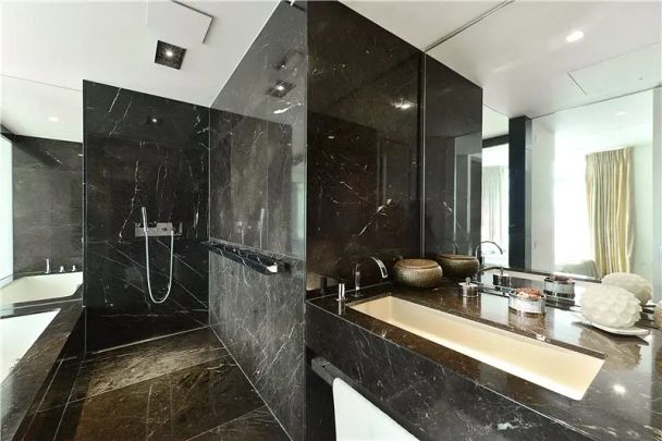 3 bedroom flat in London - Photo 1