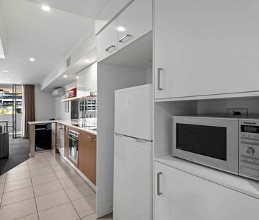 Apartment in the Heart of the City with Pool and Gym! - Photo 2