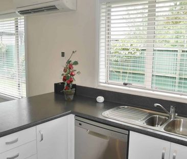 ST ALBANS - 3 BEDROOMS, 2 BATHROOMS, HEATPUMP, DOUBLE INTERNAL ACCE... - Photo 2