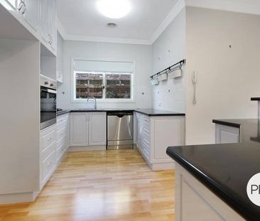 AMAZING LOCATION, STUNNING TOWNHOUSE! - Photo 3