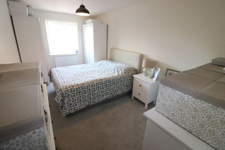 4 bedroom detached house to rent - Photo 3