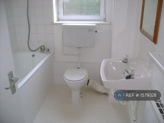 1 bedroom in a flat share to rent - Photo 1