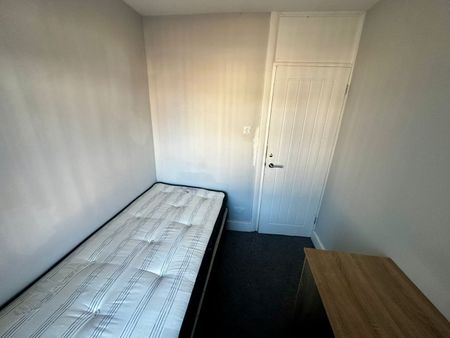 2 Bed Flat, The Martyrs Close, CV3 - Photo 2