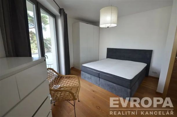 Plně vybavený luxusní byt 3+kk v Kateřinkách se dvěma balkony, sklepem a garáží, přímo u lesa, vhodný pro rodinu, ihned k pronájmu - Fotografie 1