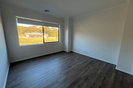 **APPLICATION PENDING** Stylish family living just 2.5km from town centre - Photo 2