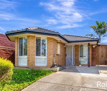 Spacious Family Living in the Heart of Roxburgh Park - Photo 6