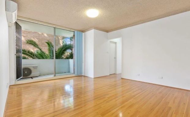 Neat | Bright | Charming | Two Bedder in the heart of Meadowbank - Photo 1