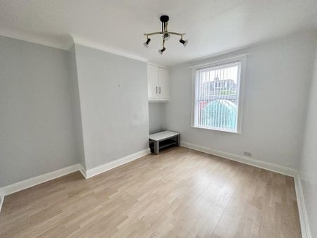 4 bedroom terraced house to rent - Photo 2