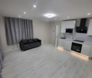 1 bedroom in a flat share to rent - Photo 5